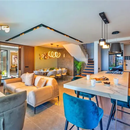 4 Bedroom Luxury Villa *