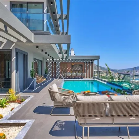 4 Bedroom Luxury Villa *