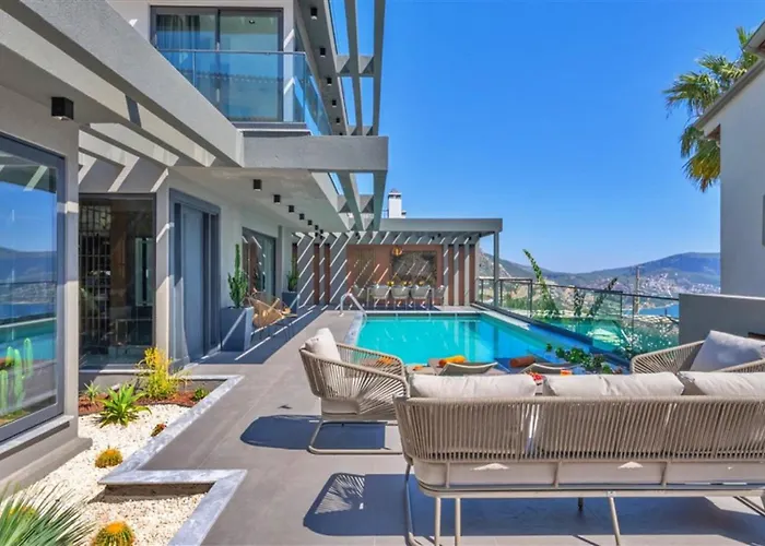 4 Bedroom Luxury Villa *